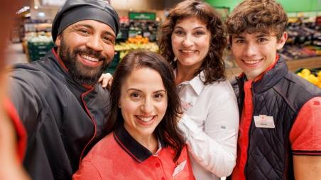 Selfie-Gruppenbild vom Kaufland Verkaufsteam in der Filiale.